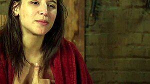 Człowieku, ten facet pieprzy brunetkę w dzikim sprzęcie bondage 😳