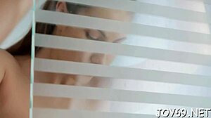 Najstnica prstuje tesno pičko z igračami, glasno stoka!