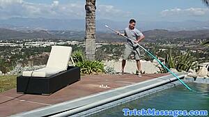 Cougar masażystka dostaje lizaną cipkę podczas ssania klienta mocno