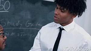 בחורים שחורים אדריאן הארט וטוני ג'ניוס זורקים ספרים לזיין גולמי 💪