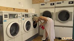 Kim, milf valtavine titeineen, ottaa vastaan kaksi nuorta 18+ studia?