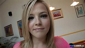 Alexis Texas, ¿quieres enseñar ese culazo en el sofá?