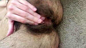 Ласкаю свою волосатую развратную дырочку крупным планом