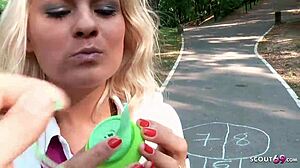 小柄なドイツティーン18+が遊び場で金のためにフェラ