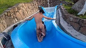 la tonta de mi hermanastra se queda atascada en la resbaladilla y aprovecho para follarmela salvaje