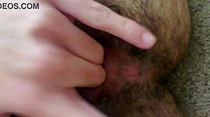 Prstování mé chlupaté kurvy zblízka