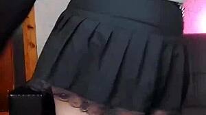 Travesti sissy con culo grande provoca en calzoncillos blancos sexys