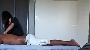 귀여운 엉덩이 게이 보이가 격렬하게 마사지 받다!