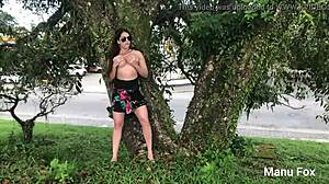 Manu Fox Flagrada No Trilho Do Trem Se Exibindo Nua E Batendo Siririca