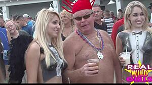 Уличная шлюха флешит голой на дикой фантастической вечеринке фестиваля