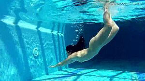 Yo, uită-te la Jessica Lincoln, adolescentă rusă tatuată 18+ la piscină