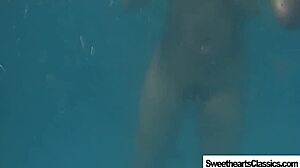 Jo, hočeš gledati našo lezbijsko plavalno ekipo, kako divjajo v vrtu?