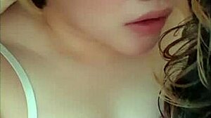 달콤한 커플이 침대에서 야생 재미 즐겨