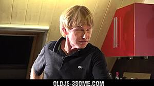 Geile Tsjechische tiener 18+ neukt opa in wilde trio met likken