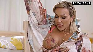 Η ιδιοκτήτρια ξενώνα Aubrey Black το παίρνει βαθιά στον κώλο με πελάτη