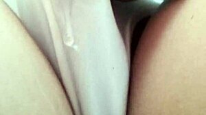 내 물방울: 찢어진 옷 입고 솔로 자위 순간