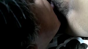 Ssanie mokrej cipki w domowej akcji z dojrzałą w pończochach, takie surowe i intensywne