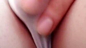 내 물방울: 찢어진 옷 입고 솔로 자위 순간