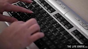 Sød 18+ teen stripper for fremmede på nettet for den ultimative spænding