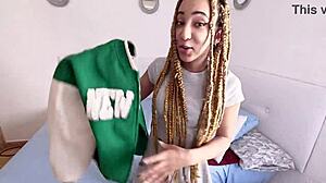 La ebony luna black me reconoce en la calle y me lleva a su casa para follarme sin compasion