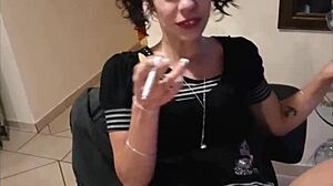 Schlanke brünette MILF raucht in wilder Kompilation!