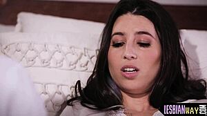 Forførende lesbisk MILF forfører søt babe i dampende action! Wow!