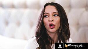 Žhavá milfka Rachael Cavalli přistihne nevlastní dceru Lily Larimar při sebeukájání