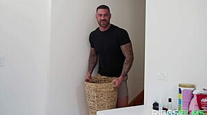 Подтянутая красотка поймана за жесткой еблей в прачечной с мускулистым жеребцом