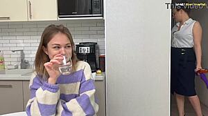 Eerste Keer Zenuwen? Stiefmoeder Gids Stiefdochter In Hete Actie