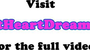 Petits seins, jeune femme se fait lécher sa chatte épilée par une lesbienne aux gros seins