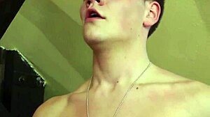 Heta twinks dyker in i vild trekantsorgie med bareback-action