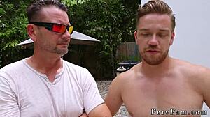 MILF verleidt jonge Ally in hete zomeravontuur