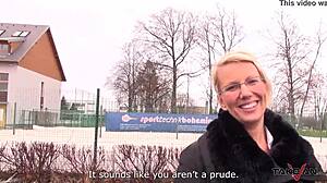 Vollbusige Cougar mit Brille fordert hartes Stoßen jetzt