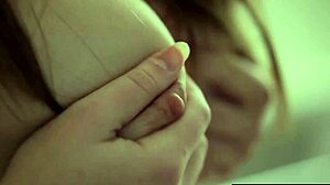 Leuk tiener 18+ stroopt uit voor vreemden online kick