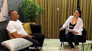 Ninfómano con polla grande visita a la sexóloga tetona Daniela Gomez para una sesión intensa