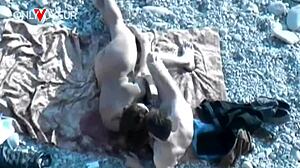 Bellissima con grandi tette naturali si mostra in spiaggia