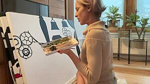 絵画スタジオが濡れた後背位とアナル指遊びに変わる