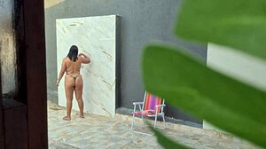 Flagrei minha vizinha gostosa tomando ducha no quintal após praia! 😍