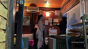 Bezorger geschokt als hij me naakt ziet en mijn tieten aanraakt