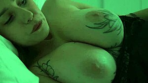 Polmama presenečena v postelji in trdo nabita do obraza