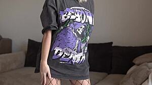 Wet Asian Pussy in Stockings Gets Fingered for Quick Exotic One-on-One Action