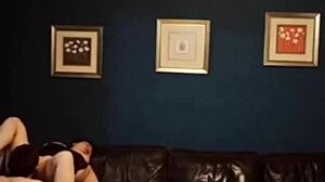 Lihat ini, Ibu godain anak tiri untuk aksi doggy style kotor!