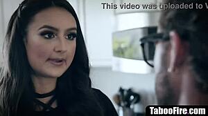 Horká kancelářská úřednice tvrdě šukána kolegou během přestávky