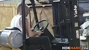 Γκέι κομψός κυριαρχεί με ακατέργαστο μαύρο πούτσο σε έντονη σκηνή