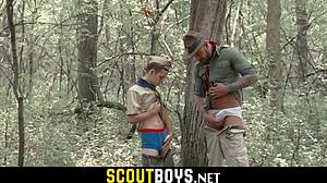 Gemetar! Bokong Twink Gay Kecil Diregang Kontol Scoutmaster Gede Bareback di Hutan