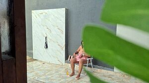 ซุ่มดูเพื่อนบ้านสวยกำลังอาบน้ำในสวนหลังบ้านหลังจากหาด! 😍