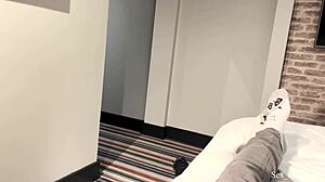 mačeha me ujame trdega med vohunjenjem v hotelski sobi