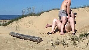 Помогаю сочной леди флешить на пляже.
