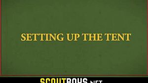 Jeg ryster! Lille bøsse twink får røven strakt af kæmpe spejderleder-pik uden gummi i skoven