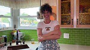 Las galletas de madrastra atraen a chicos para diversión tabú en el patio, no pueden resistirse